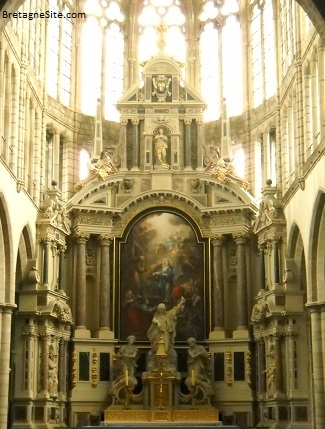 interieur abbaye saint sauveur bretagnesite